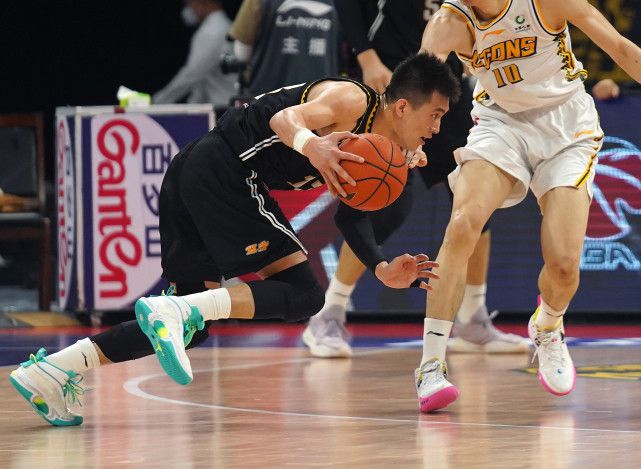 湖人迎来三连胜升至西区第四 距离第二仅差0.5个胜场NBA季中锦标赛半决赛，湖人以133-89狂胜鹈鹕，杀进决赛将对阵步行者。